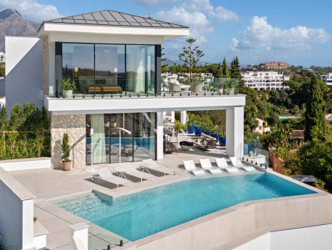 Newly built villa in La Quinta with panoramic sea views for sale