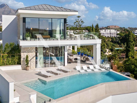 Newly built villa in La Quinta with panoramic sea views for sale