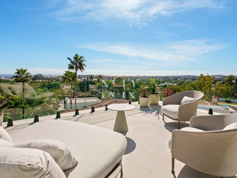 Newly built villa in La Quinta with panoramic sea views for sale