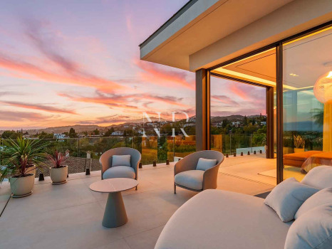 Newly built villa in La Quinta with panoramic sea views for sale