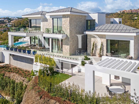 Newly built villa in La Quinta with panoramic sea views for sale