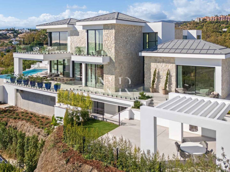 Newly built villa in La Quinta with panoramic sea views for sale