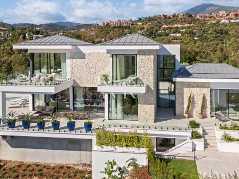 Newly built villa in La Quinta with panoramic sea views for sale