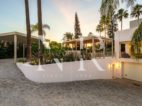 Villa en El Herrojo con vistas panorámicas al mar en venta