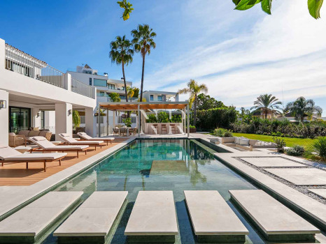 Villa en El Herrojo con vistas panorámicas al mar en venta