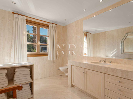 Villa for sale in Nueva Andalucía