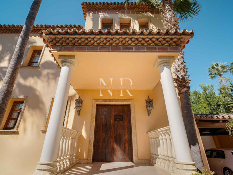 Villa for sale in Nueva Andalucía