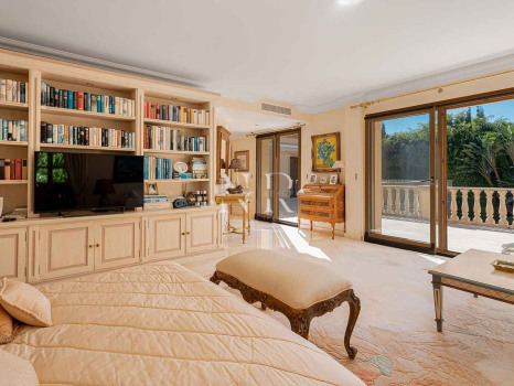 Villa for sale in Nueva Andalucía