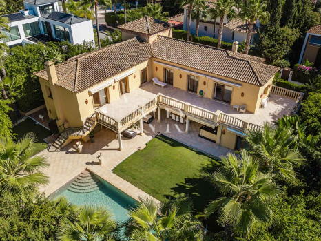 Villa for sale in Nueva Andalucía