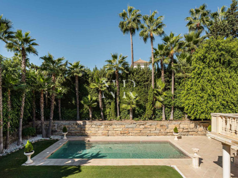 Villa for sale in Nueva Andalucía