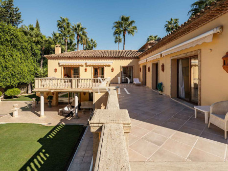 Villa for sale in Nueva Andalucía