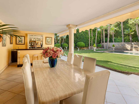 Villa for sale in Nueva Andalucía