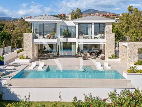 Newly built villa in La Quinta with sea views for sale