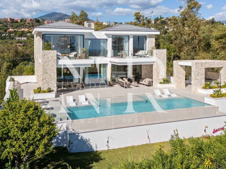 Newly built villa in La Quinta with sea views for sale