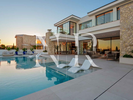 Newly built villa in La Quinta with sea views for sale
