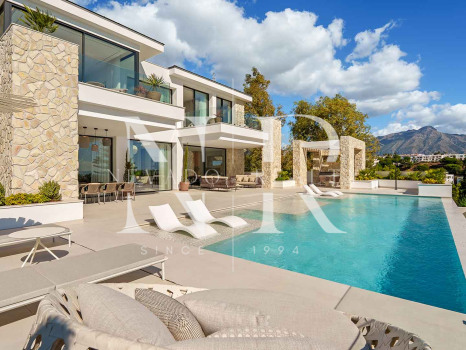 Newly built villa in La Quinta with sea views for sale