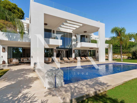 Villa contemporánea con vistas panorámicas en Nueva Andalucía en venta