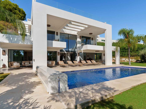 Villa contemporaine avec vue panoramique à Nueva Andalucía à vendre