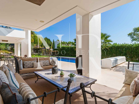 Villa contemporánea con vistas panorámicas en Nueva Andalucía en venta