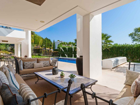 Villa contemporaine avec vue panoramique à Nueva Andalucía à vendre