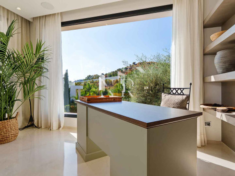 Villa contemporaine avec vue panoramique à Nueva Andalucía à vendre