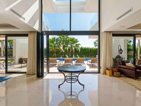 Villa contemporaine avec vue panoramique à Nueva Andalucía à vendre