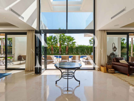 Villa contemporánea con vistas panorámicas en Nueva Andalucía en venta