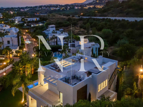 Villa contemporánea con vistas panorámicas en Nueva Andalucía en venta