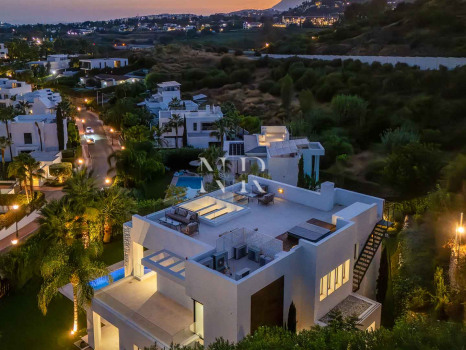 Villa contemporaine avec vue panoramique à Nueva Andalucía à vendre