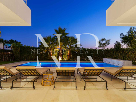 Villa contemporánea con vistas panorámicas en Nueva Andalucía en venta