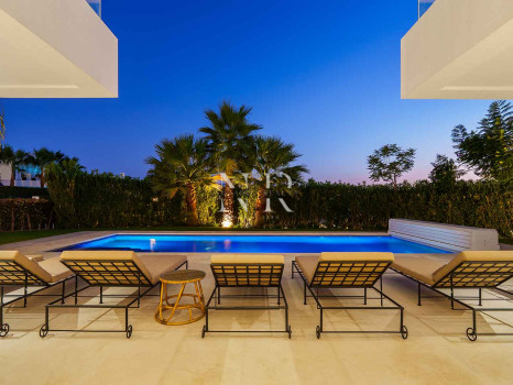 Villa contemporaine avec vue panoramique à Nueva Andalucía à vendre