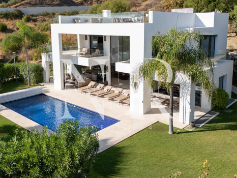 Villa contemporánea con vistas panorámicas en Nueva Andalucía en venta