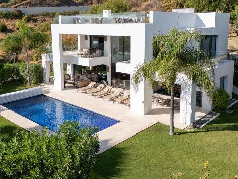 Villa contemporaine avec vue panoramique à Nueva Andalucía à vendre