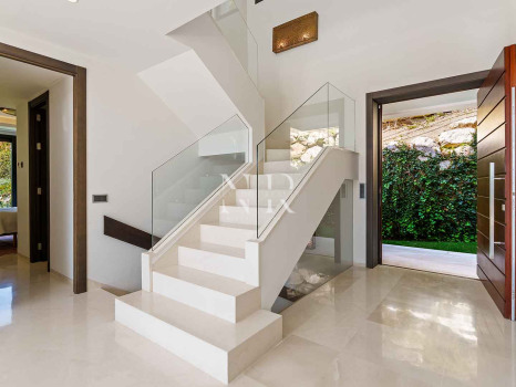 Villa contemporaine avec vue panoramique à Nueva Andalucía à vendre