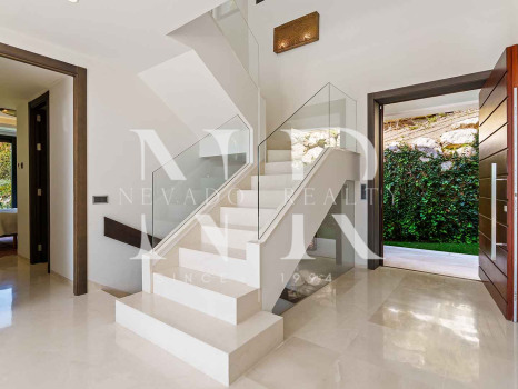 Villa contemporánea con vistas panorámicas en Nueva Andalucía en venta