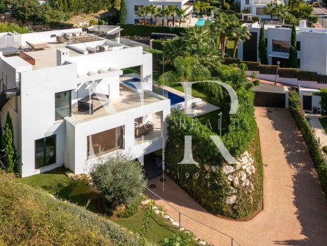Villa contemporánea con vistas panorámicas en Nueva Andalucía en venta