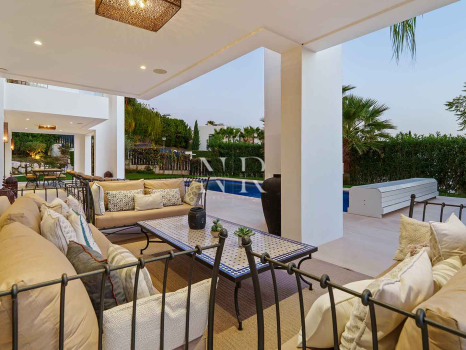 Villa contemporaine avec vue panoramique à Nueva Andalucía à vendre