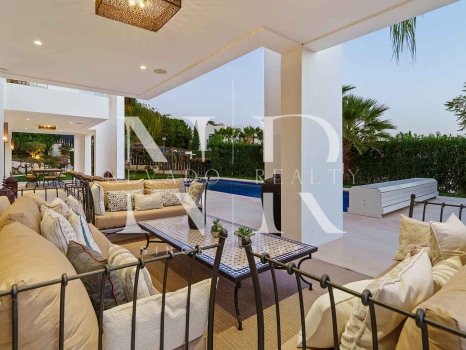 Villa contemporánea con vistas panorámicas en Nueva Andalucía en venta