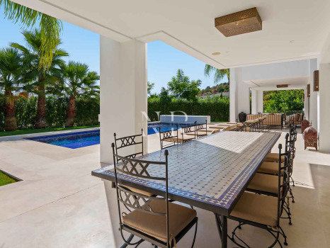 Villa contemporaine avec vue panoramique à Nueva Andalucía à vendre