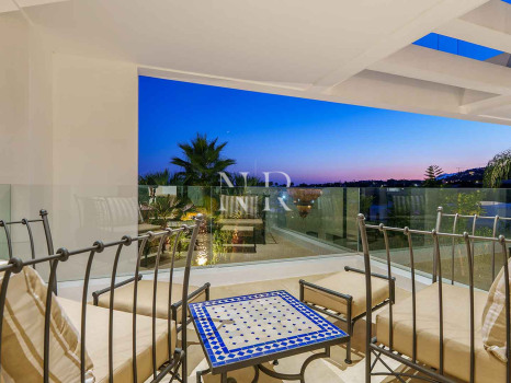 Villa contemporaine avec vue panoramique à Nueva Andalucía à vendre