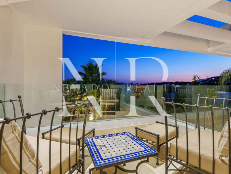 Villa contemporánea con vistas panorámicas en Nueva Andalucía en venta