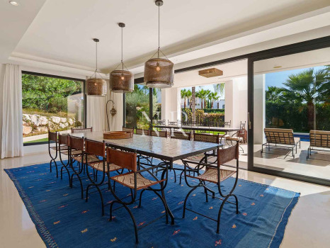 Villa contemporaine avec vue panoramique à Nueva Andalucía à vendre
