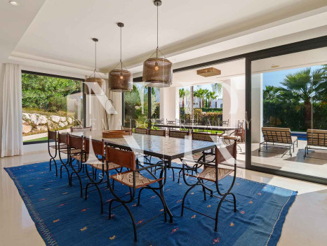 Villa contemporánea con vistas panorámicas en Nueva Andalucía en venta