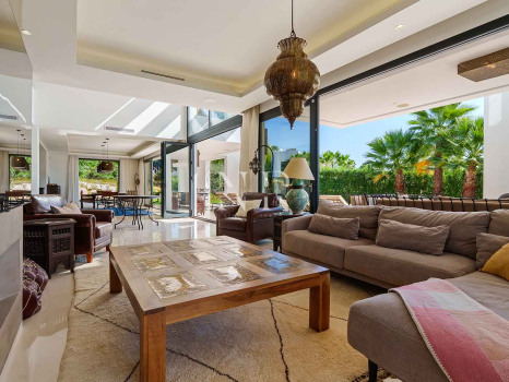 Villa contemporaine avec vue panoramique à Nueva Andalucía à vendre