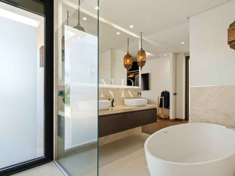 Villa contemporaine avec vue panoramique à Nueva Andalucía à vendre