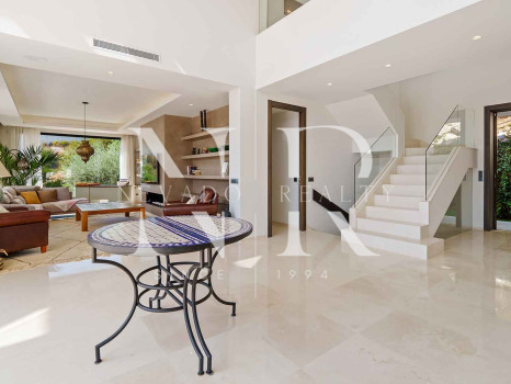 Villa contemporánea con vistas panorámicas en Nueva Andalucía en venta
