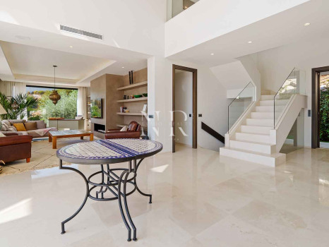 Villa contemporaine avec vue panoramique à Nueva Andalucía à vendre
