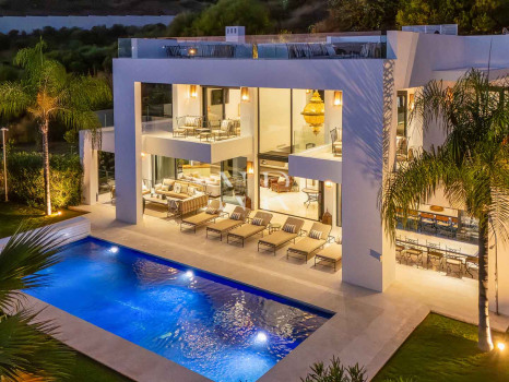 Villa contemporaine avec vue panoramique à Nueva Andalucía à vendre