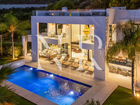 Villa contemporánea con vistas panorámicas en Nueva Andalucía en venta