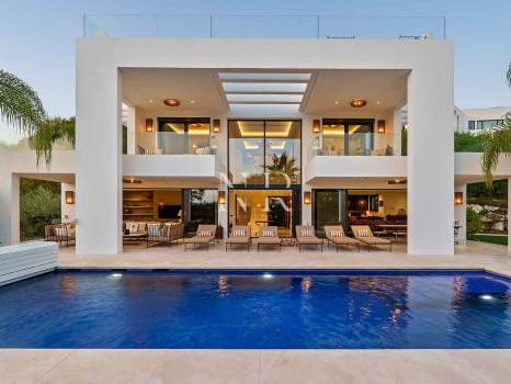 Villa contemporaine avec vue panoramique à Nueva Andalucía à vendre